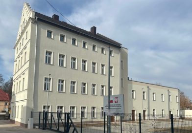 Przetarg na wynajem lokalu pod siłownię i fitness 4-kondygnacyjny budynek w szarym kolorze.