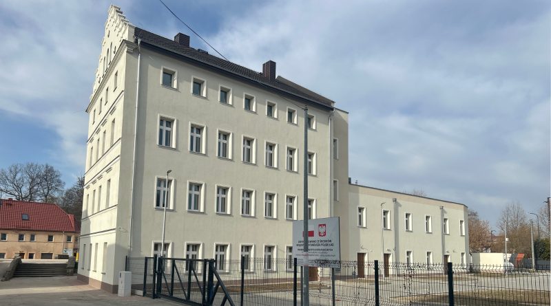 Przetarg na wynajem lokalu pod siłownię i fitness 4-kondygnacyjny budynek w szarym kolorze.