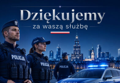 Niebieskie tło, a na nim 3 funkcjonariuszy Policji w umundurowaniu, w tle miasto i auto policyjne.